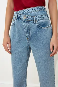 Trendyol Asymetrické By malo Pokrývať Vysoký Pás Bootcut Jeans TWOSS21JE0321