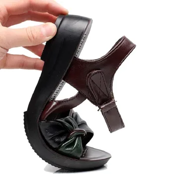 2021 lete Matka ploché topánky sandále žien vo veku kožené Mäkké dno zmiešané farby módne sandále pohodlné staré topánky